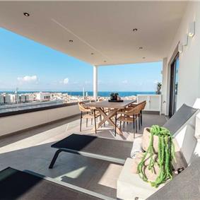 3 bedroom penthouse apartment with pool in Chania town, sleeps 6